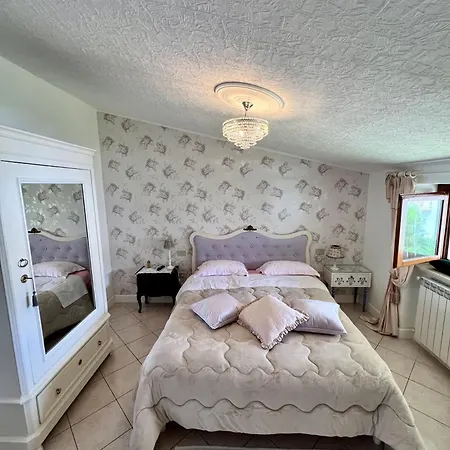 - La Bed & Breakfast *