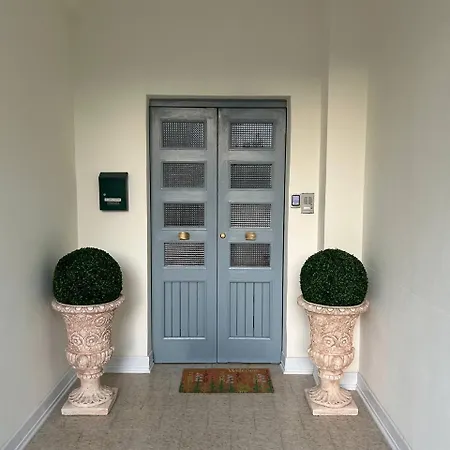 - La Bed & Breakfast