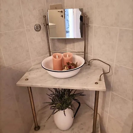 - La Bed & Breakfast *